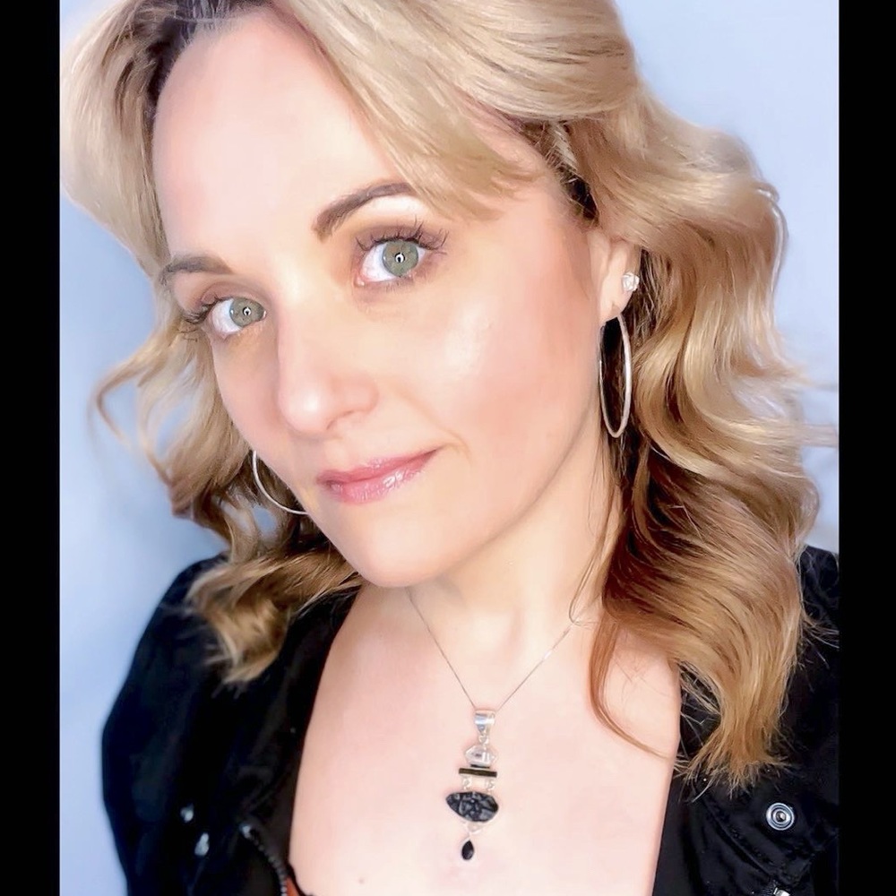 Hi; I’m Shannon, and I love clothes! More great listings to come!
